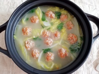 14、萝卜肉丸汤,暖暖的肉丸汤完成。 