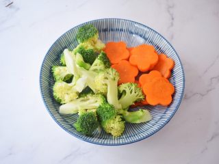 10、蜜汁鸡胸肉,西兰花撕成小朵，用盐水浸泡10分钟，再冲洗干净备用，胡萝卜去皮洗净用模具印出花形