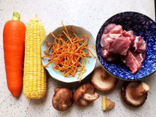 1、虫草花香菇胡萝卜玉米排骨汤(懒人高压锅版),首先我们准备好所有食材
