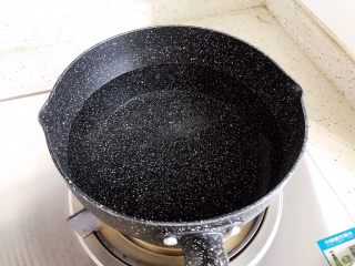 2、虫草花香菇胡萝卜玉米排骨汤(懒人高压锅版),锅内煮适量清水