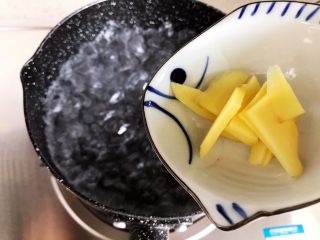 5、虫草花香菇胡萝卜玉米排骨汤(懒人高压锅版),待锅内水开,放入姜片