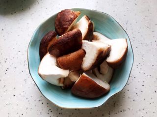 11、虫草花香菇胡萝卜玉米排骨汤(懒人高压锅版),鲜香菇去蒂洗净之后一分为四