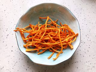 12、虫草花香菇胡萝卜玉米排骨汤(懒人高压锅版),虫草花冲洗干净