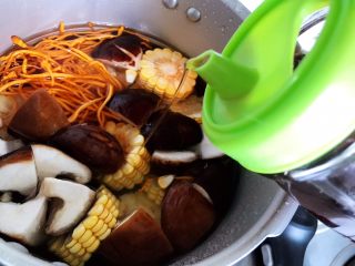 17、虫草花香菇胡萝卜玉米排骨汤(懒人高压锅版),滴几滴料酒