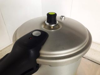 18、虫草花香菇胡萝卜玉米排骨汤(懒人高压锅版),盖上锅盖,大火开煮