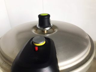 19、虫草花香菇胡萝卜玉米排骨汤(懒人高压锅版),待高压锅气阀上升,转小火,继续煮25分钟