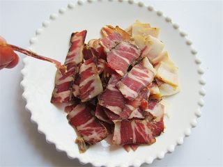 4、腊肉蒜香卷心菜,腊肉切成薄薄的片，肥瘦分开放