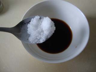 5、青蒜炒牛肉,老抽少许、酱油、糖、鸡精、盐调匀