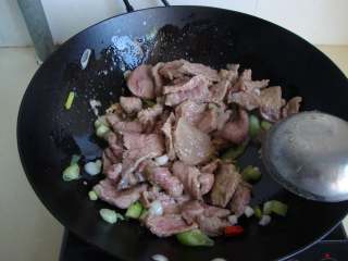 8、青蒜炒牛肉,放入牛肉炒至7成熟