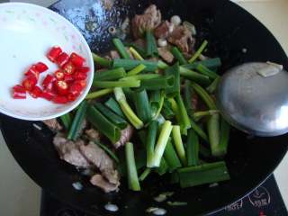 10、青蒜炒牛肉,加青蒜叶、小米椒炒香即可