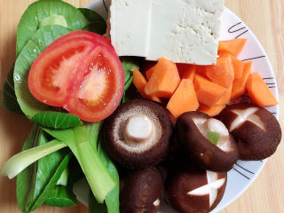 4、海鲜豆腐煲,蔬菜切好待用。