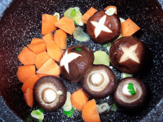 8、海鲜豆腐煲,放入香菇和胡萝卜翻炒均匀。