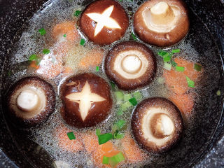 9、海鲜豆腐煲,放入1000ml水。