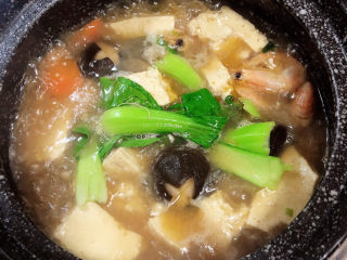 15、海鲜豆腐煲,油菜轻烫一下，即可关火了。