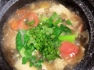 16、海鲜豆腐煲,撒上香菜末，搅拌均匀，即可出锅了。