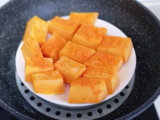 2、养生红糖南瓜酒酿圆子~驱寒暖宫,切好的南瓜隔水蒸熟!