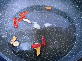 7、养生红糖南瓜酒酿圆子~驱寒暖宫,锅中加入纯净水,加入红枣片,再加入切好的姜片!