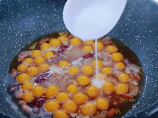 15、养生红糖南瓜酒酿圆子~驱寒暖宫,倒入淀粉勾芡搅拌均匀,即可关火!