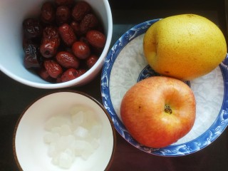 1、苹果雪梨汤,准备好食材