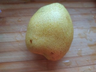 4、苹果雪梨汤,煮大枣的时候,把梨洗净