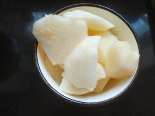6、苹果雪梨汤,削成小块