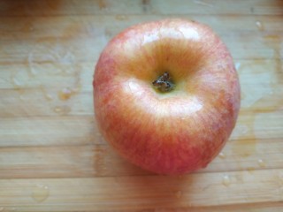 7、苹果雪梨汤,苹果洗净