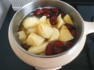 12、苹果雪梨汤,然后放入苹果块