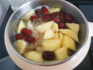 13、苹果雪梨汤,大火烧开