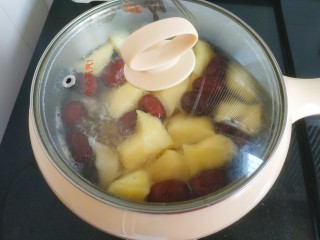 14、苹果雪梨汤,加盖子小火再煮十分钟