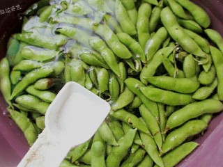 3、水煮毛豆,清洗毛豆的时候，加入一勺盐，浸泡十分钟，然后用清水冲洗干净