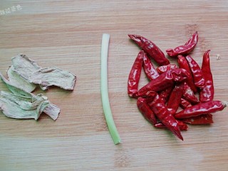 5、水煮毛豆,准备葱段，姜片，干辣椒