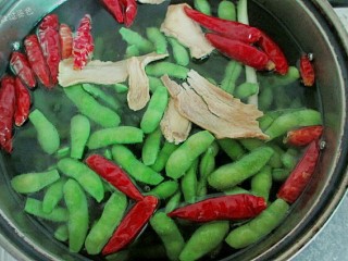 7、水煮毛豆,水开后放入毛豆