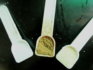 8、水煮毛豆,准备调料，一勺盐，一勺五香粉，一勺鸡精