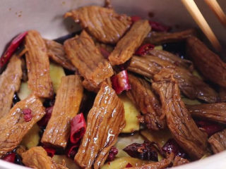 9、用电饭锅做牛肉干，做法简单不怕你学不会！,接着将调好的牛肉条（连同调料）一同倒入电饭锅内。