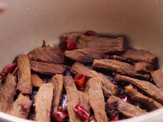 11、用电饭锅做牛肉干，做法简单不怕你学不会！,等熟饭的按键跳至保温即可开盖。打开盖子看是长这个样子的，水分还不是完全的干。