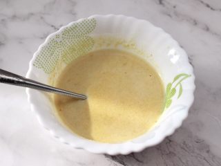 6、玉米面糊糊,把搅拌好的糊，静置30分钟左右。