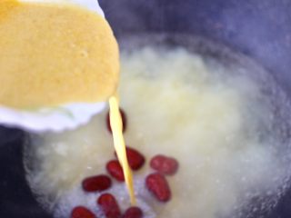 8、玉米面糊糊,慢慢倒入搅拌好的玉米糊糊。