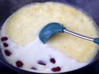 9、玉米面糊糊,大火煮沸后转中火继续熬煮，记住一定要用勺子不停搅拌，这样熬出来的玉米糊才好喝。