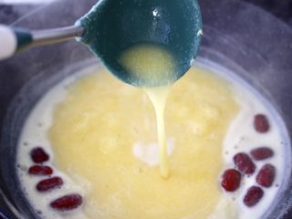 10、玉米面糊糊,看见玉米糊糊熬的粘稠时。