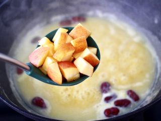 11、玉米面糊糊,加入切块的苹果。