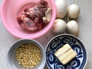 1、黄豆咸肉萝卜棒骨汤,首先我们准备好所有食材