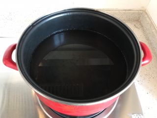 2、黄豆咸肉萝卜棒骨汤,锅内煮适量清水