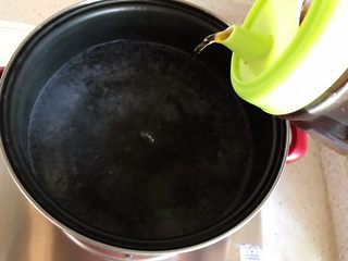 3、黄豆咸肉萝卜棒骨汤,水开后加适量料酒