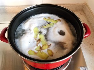 4、黄豆咸肉萝卜棒骨汤,放入棒骨和生姜片，煮3.4分钟