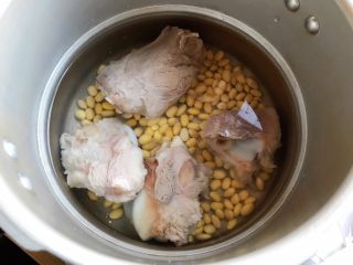 5、黄豆咸肉萝卜棒骨汤,加适量清水