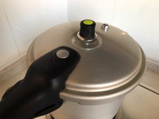 6、黄豆咸肉萝卜棒骨汤,盖上高压锅锅盖，大火开煮