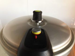 7、黄豆咸肉萝卜棒骨汤,待高压锅气阀上升，转小火，煮25分钟