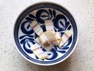 8、黄豆咸肉萝卜棒骨汤,这期间我们把咸肉洗一下并且切成薄片