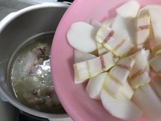 10、黄豆咸肉萝卜棒骨汤,25分钟后加入萝卜和咸肉