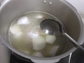 11、黄豆咸肉萝卜棒骨汤,稍微搅拌一下，盖上锅盖再煮6.7分钟